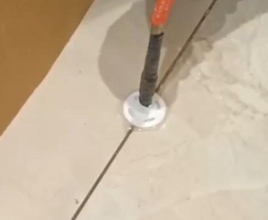肥东瓷砖空鼓维修公司专业解答瓷砖在铺贴过程中，如果没有涂抹均匀到位的粘结材料（如水泥砂浆或瓷砖胶），可能会导致以下问题