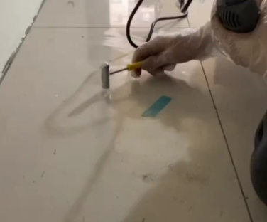 肥东瓷砖开裂维修公司专业分享瓷砖在铺贴前如果没有沥干水分，将会导致以下问题